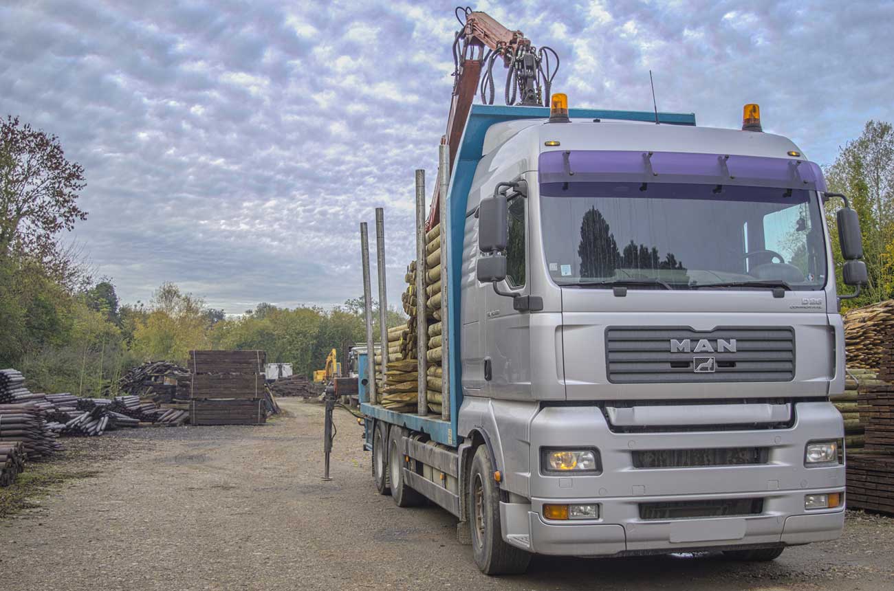 Camion pour le transport du bois toute sections avec bras articulé, de l'entreprise Cloture Bois Boscher à MOYAUX 14590 Normandie France