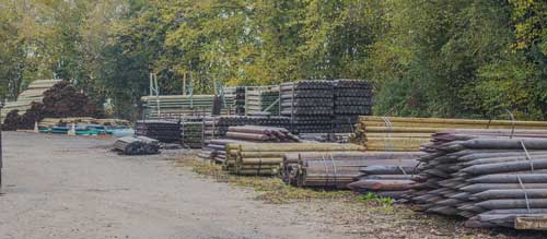 Grands stock de bois permanent toute l'année au depot de l'entreprise Clotures Bois Boscher à MOYAUX 14590 Normandie France